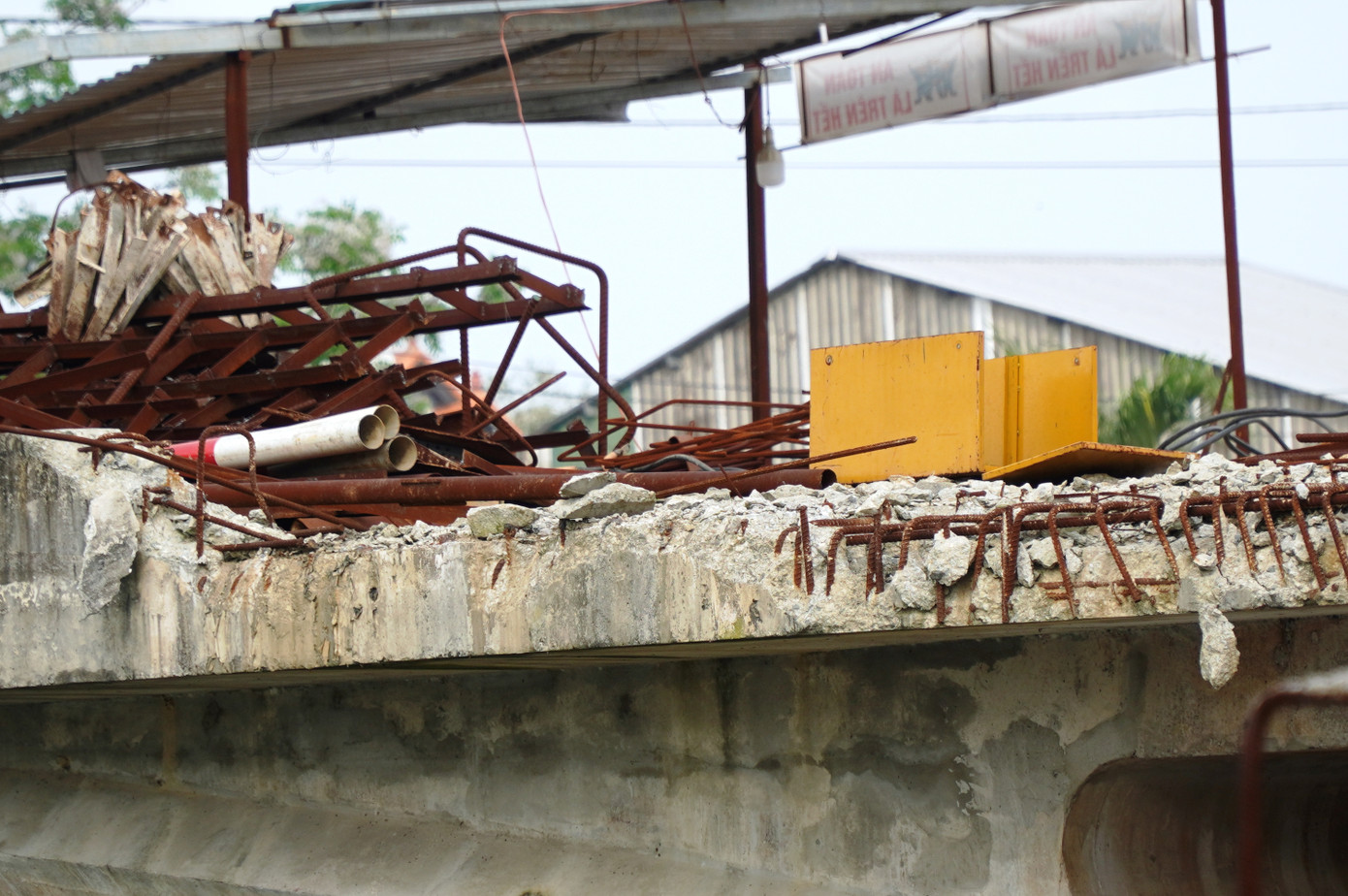 Được biết, chi phí đền bù giải phóng mặt bằng tăng thêm 24,7 tỷ đồng, chi phí mở rộng mặt cầu theo quy hoạch được duyệt gần 34 tỷ đồng cùng các chi phí đầu tư xây dựng khác. Mặc dù tăng vốn đầu tư lên gấp 3 lần so với ban đầu, nhưng công trình vẫn triển khai ì ạch, gây nguy cơ lãng phí về đầu tư xây dựng cơ bản.