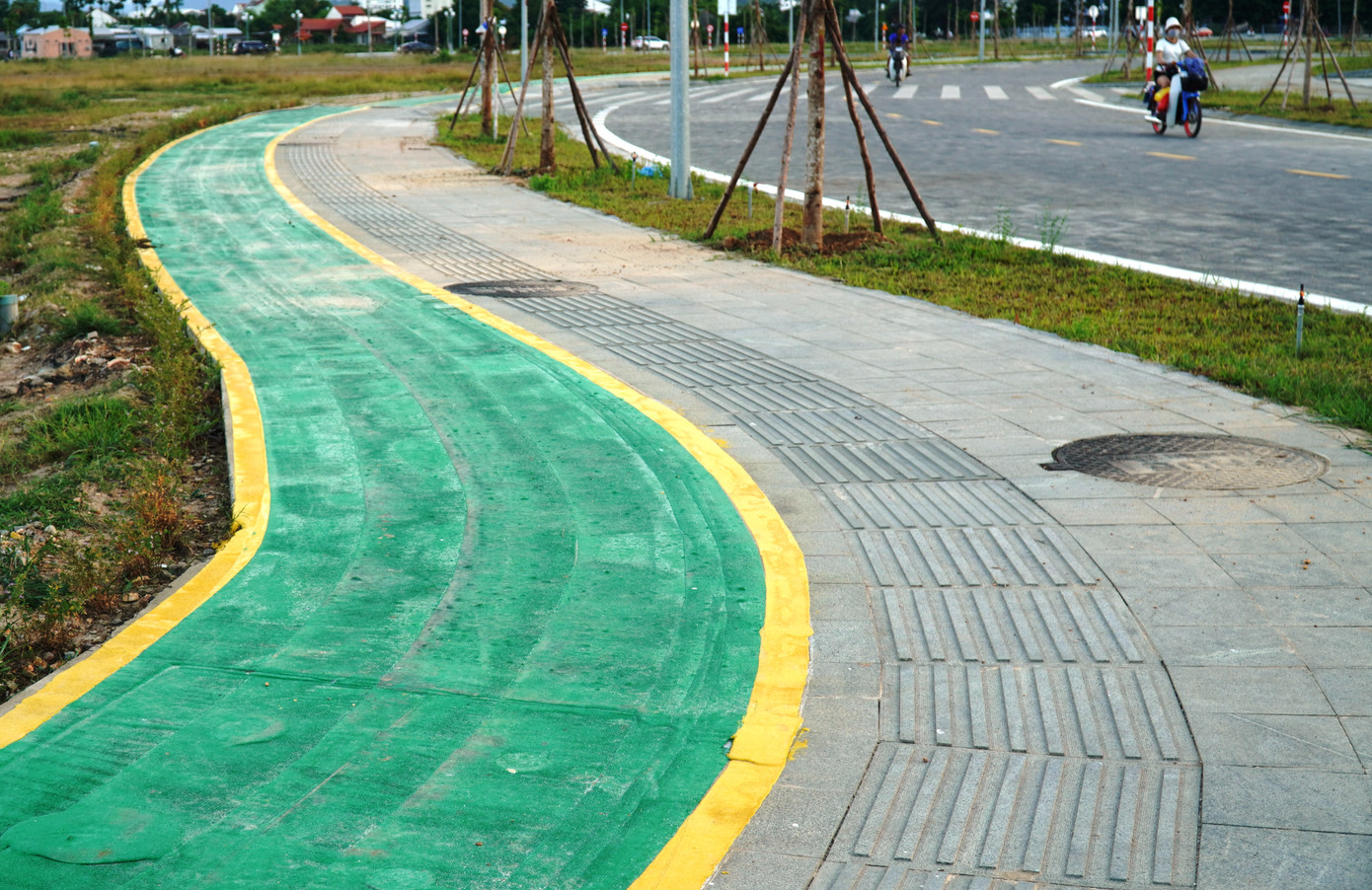 Lối xanh uốn lượn giữa công viên khu đô thị mới. Lối xanh uốn lượn giữa công viên khu đô thị mới.