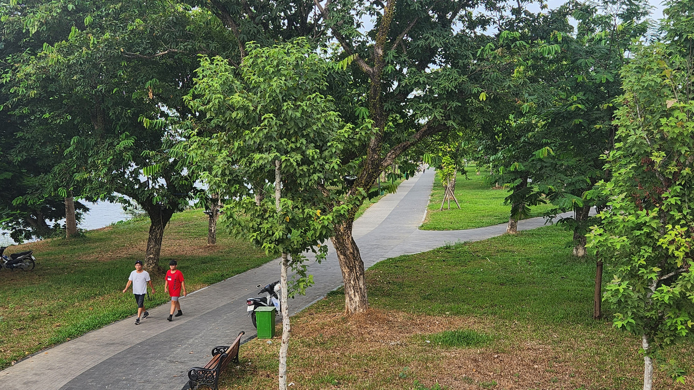 Công viên phía đông cồn Dã Viên đã được chỉnh trang, với chủ yếu là hệ cây xanh được trồng mới, tôn tạo cùng với hệ thống đường dạo. Công viên phía đông cồn Dã Viên đã được chỉnh trang, với chủ yếu là hệ cây xanh được trồng mới, tôn tạo cùng với hệ thống đường dạo.