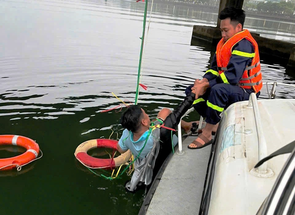 Lực lượng công an nỗ lực đưa người đàn ông lên bờ sau khi nạn nhân nhảy xuống sông Hương tự tử.