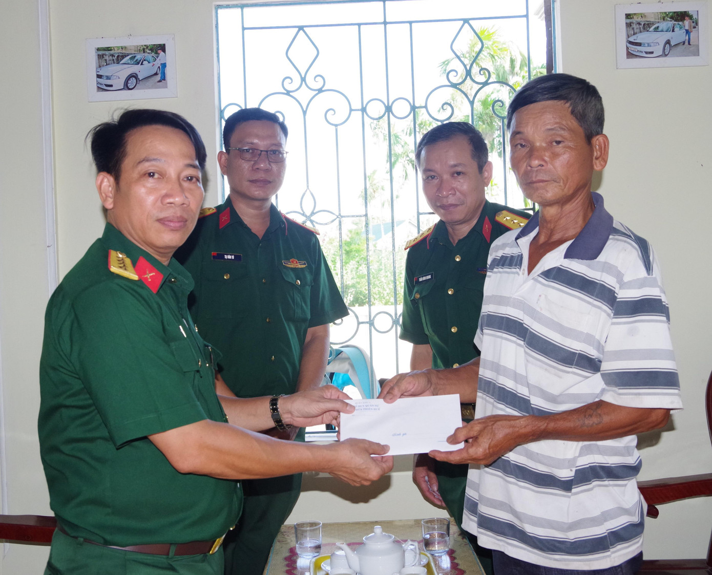 Thăm, tặng quà cho gia đình liệt sĩ Trương Anh Quốc