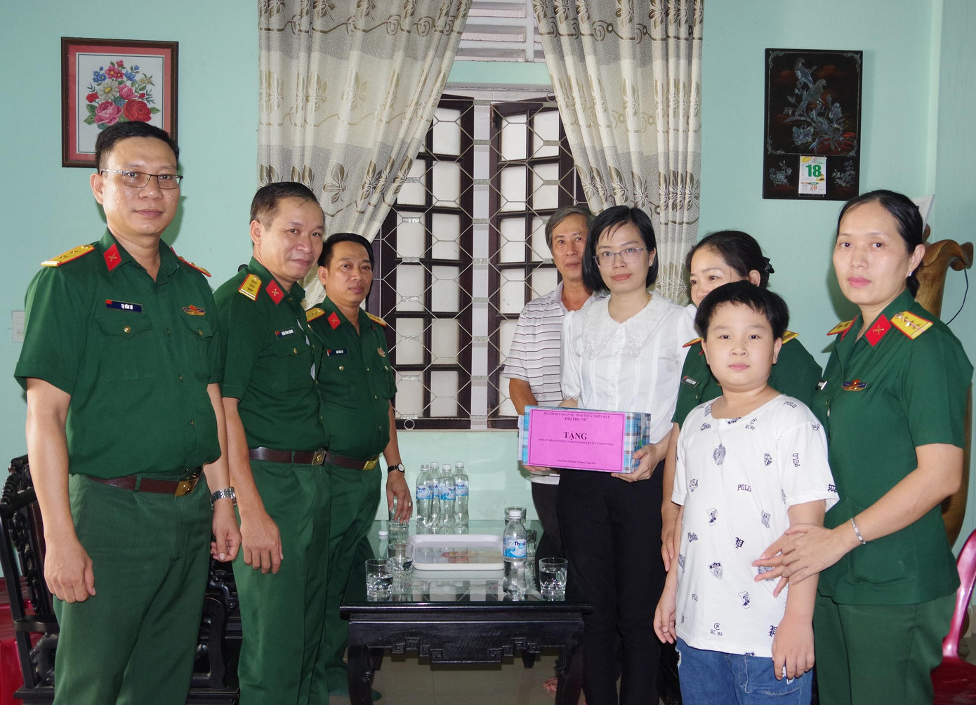 Tặng quà cho gia đình liệt sĩ Tôn Thất Bảo Phúc