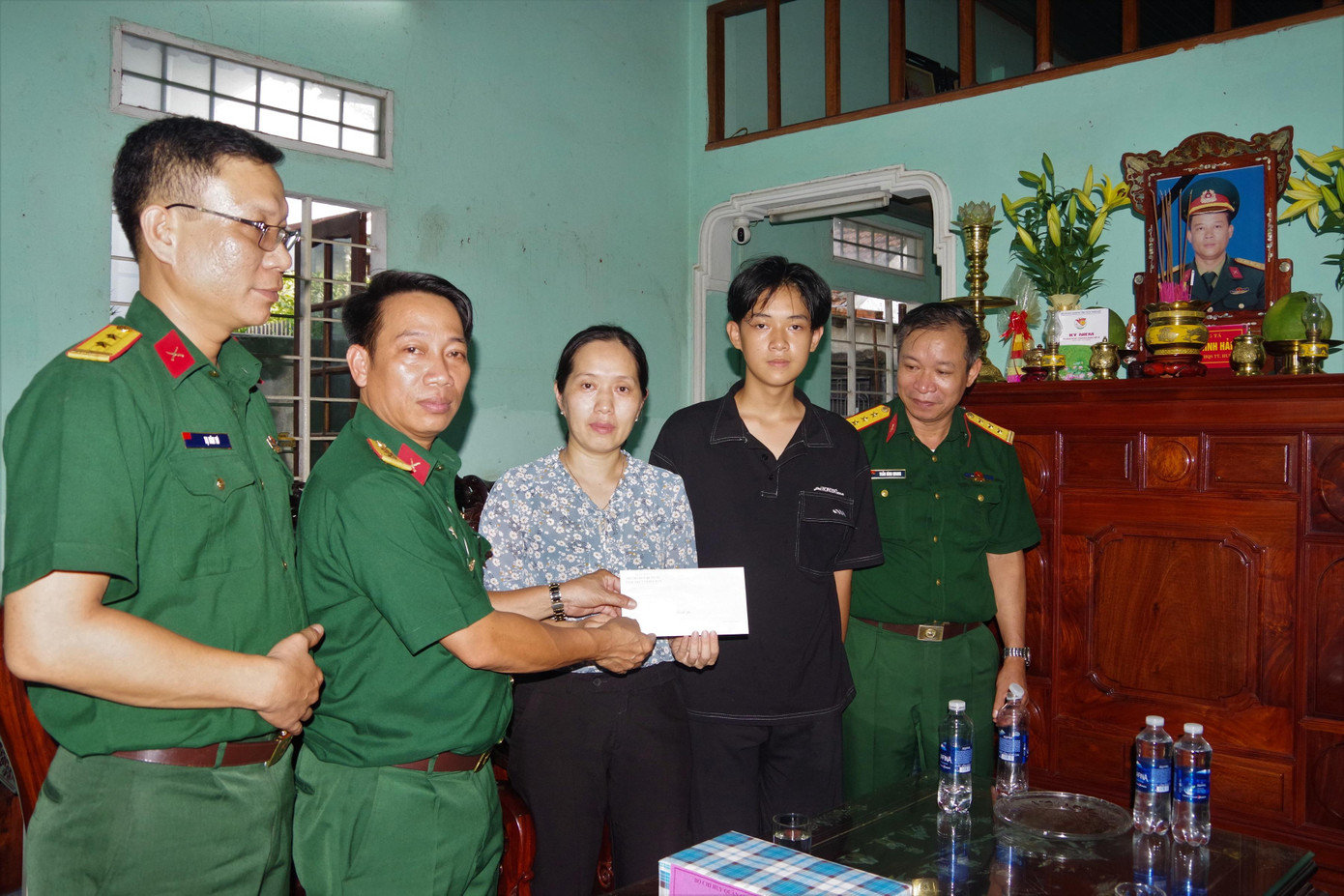 Tặng quà cho gia đình liệt sĩ Trần Minh Hải