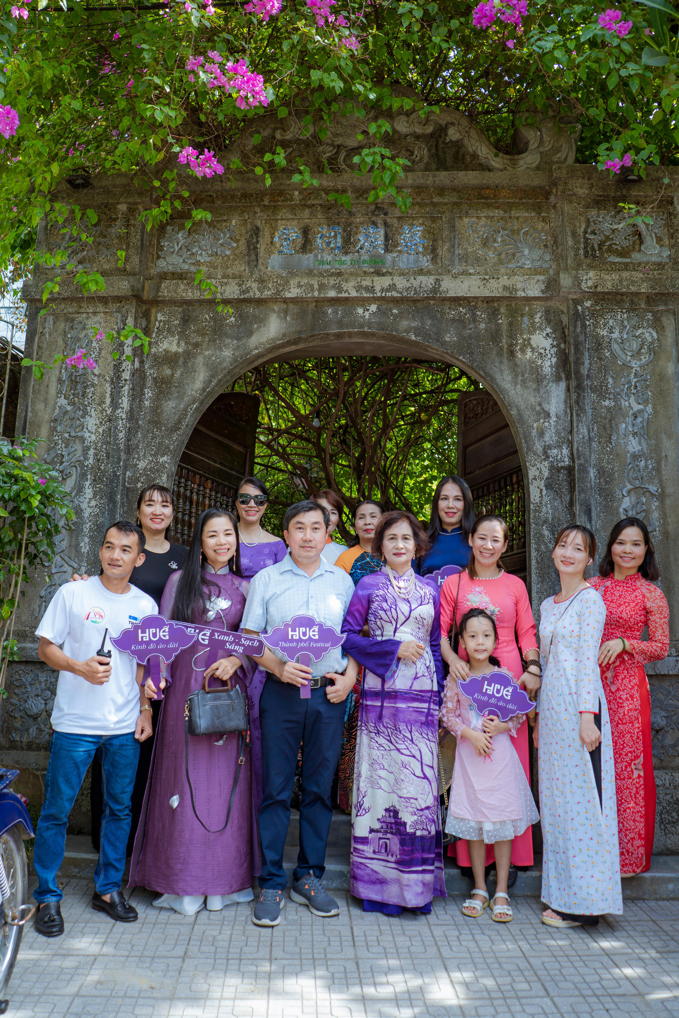 Đoàn diễu hành còn mang theo các thông điệp: Huế - thành phố Festival, Huế - Kinh đô áo dài, Huế xanh-sạch-sáng…