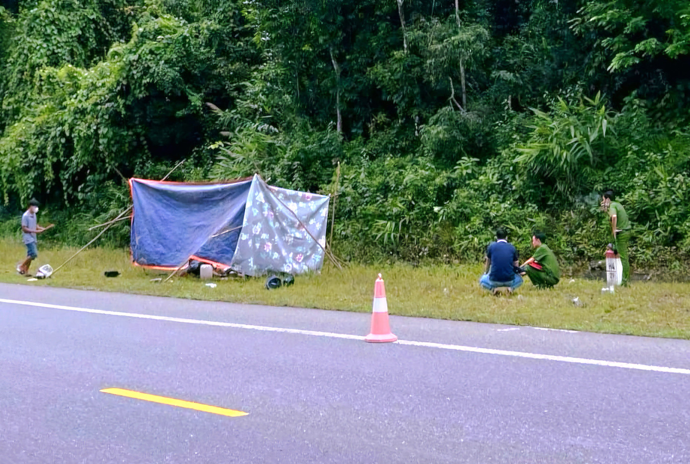 Lực lượng chức năng tổ chức khám nghiệm, điều tra nguyên nhân tử vong của nạn nhân. Ảnh: CTV.