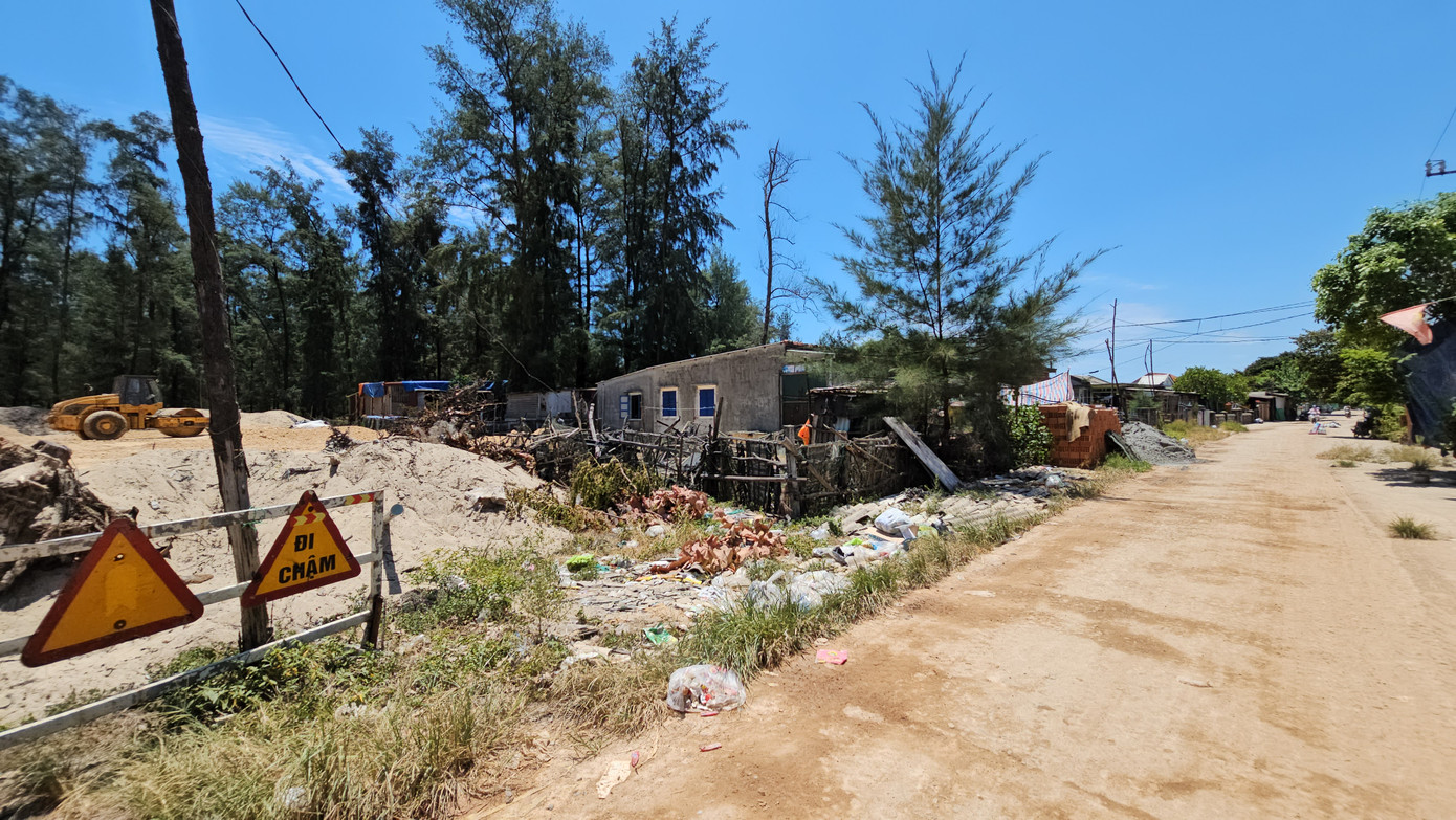 Tuy nhiên, dự án hiện gặp khó khăn do vướng công tác giải phóng mặt bằng. Tại đường dẫn đầu cầu phía nam thuộc phường Thuận An, đơn vị nhà thầu sau khi thi công nền đường khoảng 100m thì phải dừng do vướng nhiều nhà dân chưa giải tỏa.