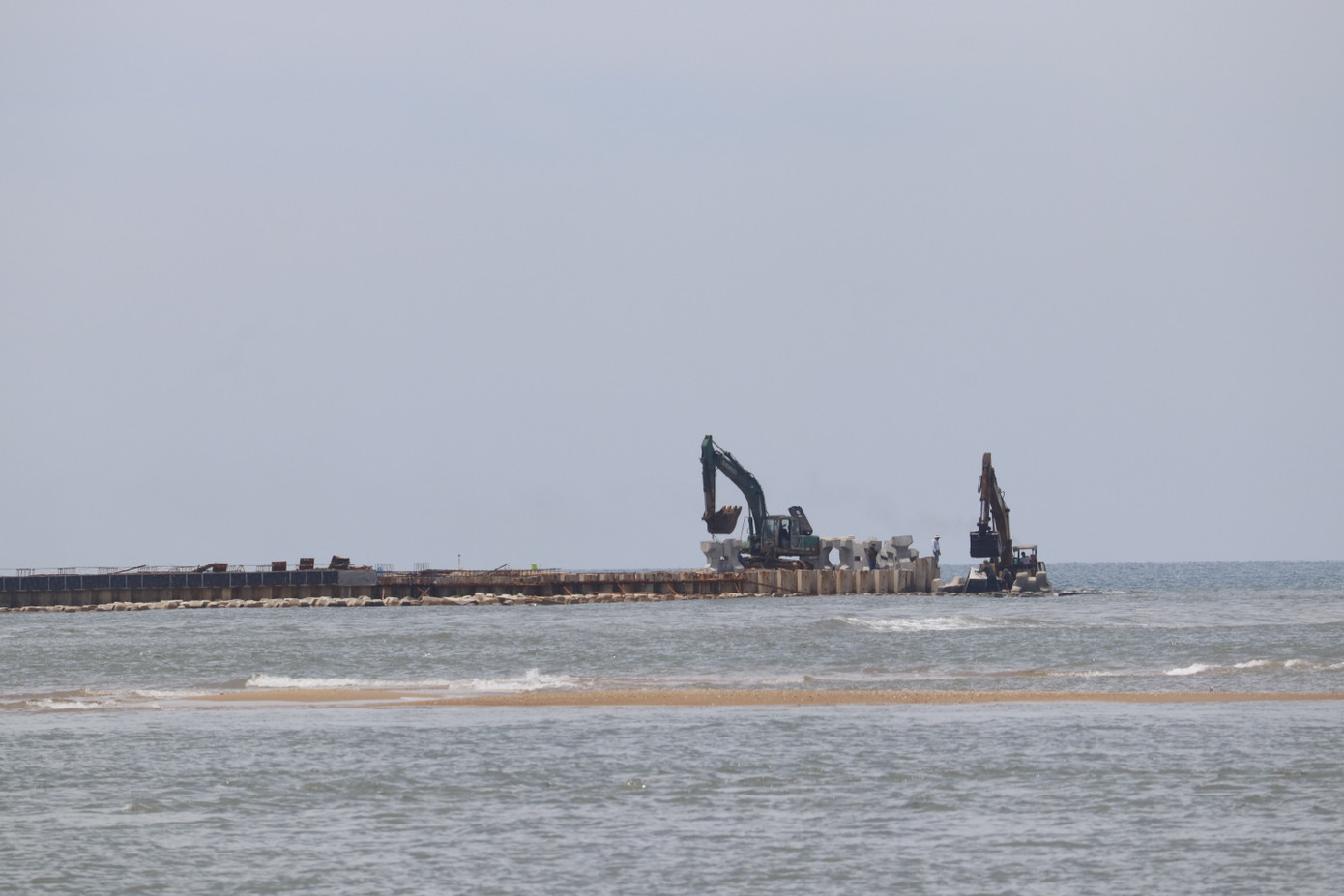 Dòng chảy phía ngoài cửa biển Tư Hiền bị bồi lắng nghiêm trọng, cồn cát nổi lên trên mặt nước chờ nạo vét