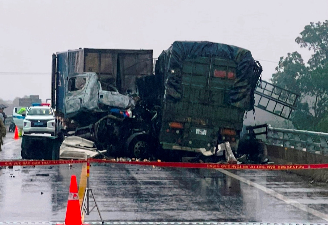 Cú va chạm kinh hoàng làm phần đầu của hai xe đầu kéo bị biến dạng hoàn toàn. (Ảnh: H.D)