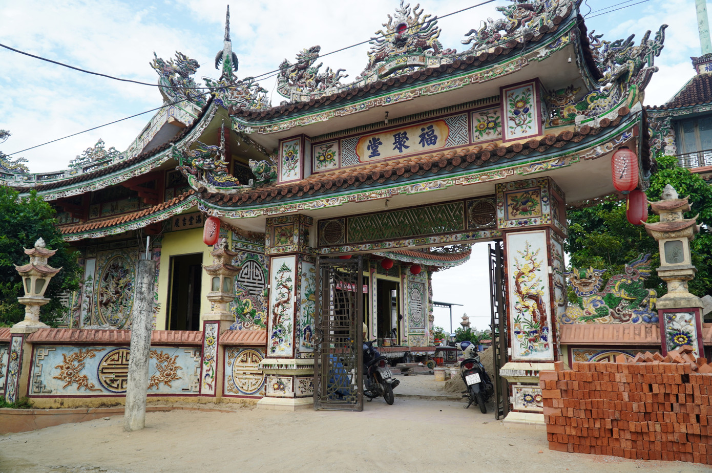 Mới đây, “thần đèn” Nguyễn Văn Cư và cộng sự lại được một người dân TP Huế nhờ xử lý một công trình nhà thờ họ quy mô xây dựng bề thế, có trọng lượng ước khoảng 1.500 tấn, bị nghiêng lún tại thôn Dương Nỗ Cồn (xã Phú Dương, Huế).