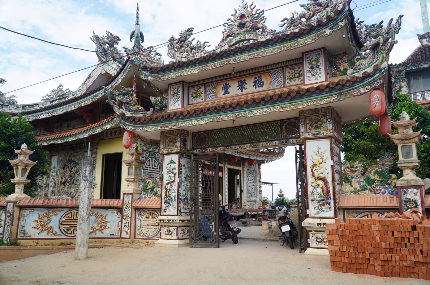 Mới đây, “thần đèn” Nguyễn Văn Cư và cộng sự lại được một người dân TP Huế nhờ xử lý một công trình nhà thờ họ quy mô xây dựng bề thế, có trọng lượng ước khoảng 1.500 tấn, bị nghiêng lún tại thôn Dương Nỗ Cồn (xã Phú Dương, Huế). Mới đây, “thần đèn” Nguyễn Văn Cư và cộng sự lại được một người dân TP Huế nhờ xử lý một công trình nhà thờ họ quy mô xây dựng bề thế, có trọng lượng ước khoảng 1.500 tấn, bị nghiêng lún tại thôn Dương Nỗ Cồn (xã Phú Dương, Huế).