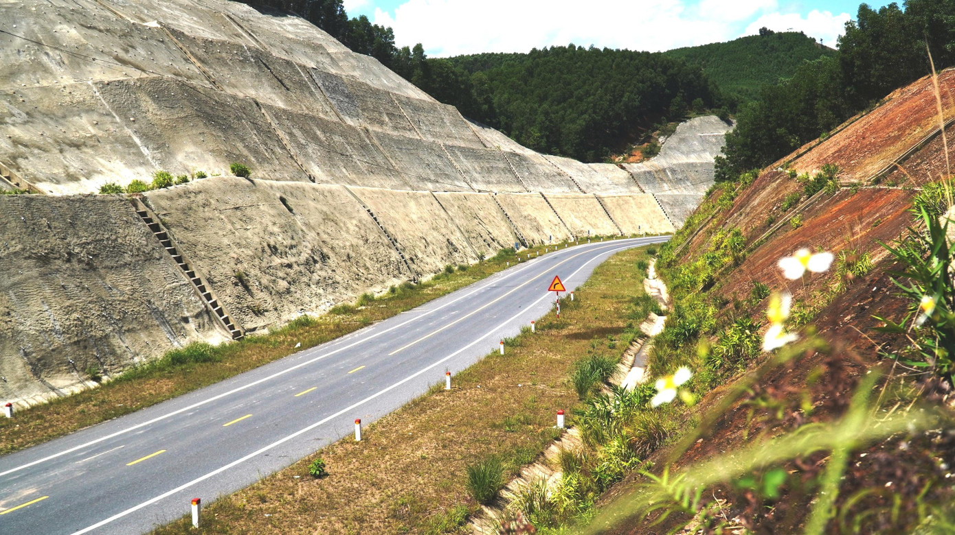 Dự án cao tốc La Sơn - Túy Loan có tổng mức đầu tư 11.485 tỷ đồng theo hình thức BT (xây dựng - chuyển giao). Công trình có chiều dài gần 77 km, điểm đầu từ ngã ba La Sơn (xã Lộc Sơn, huyện Phú Lộc, tỉnh TT-Huế) và kết thúc tại nút giao Túy Loan (huyện Hòa Vang, TP Đà Nẵng).