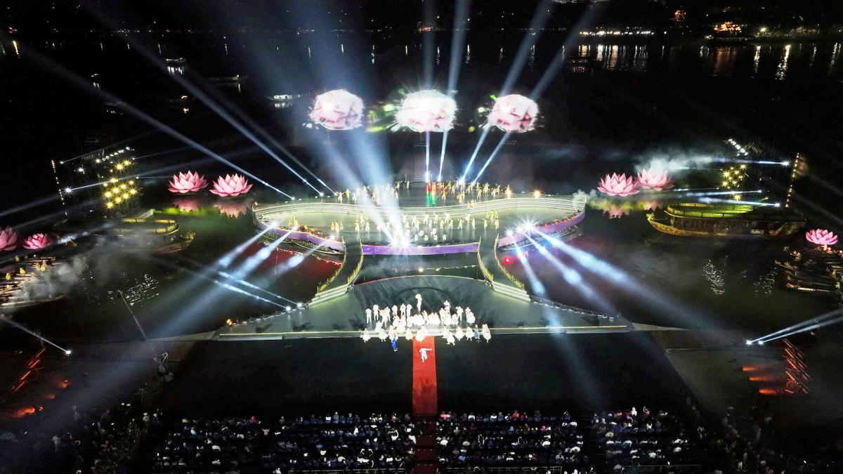 Sân khấu ngoài trời hình bán nguyệt ven bờ nam sông Hương được sử dụng tại đêm khai mạc Năm Du lịch quốc gia - Huế 2025.