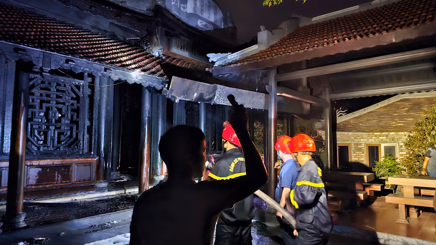 Lực lượng chức năng còn tiến hành làm nguội khu vực cháy nhằm tránh để ngọn lửa tái bùng phát