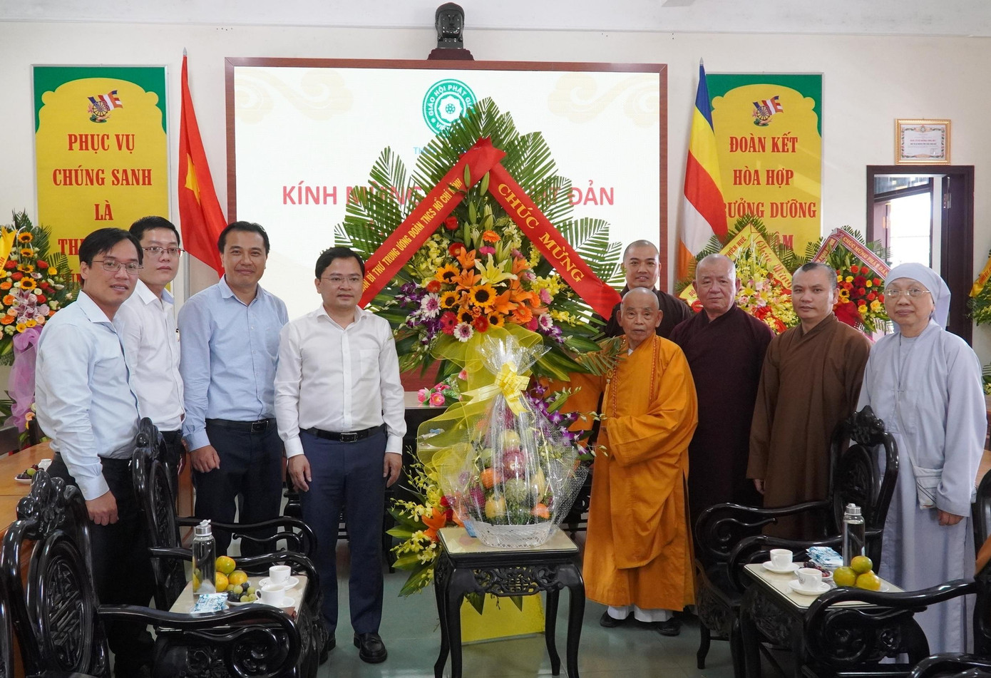 Bí thư thứ nhất T.Ư Đoàn Nguyễn Anh Tuấn thăm, tặng hoa chúc mừng Ban Trị sự Giáo hội Phật giáo Việt Nam tỉnh TT-Huế Bí thư thứ nhất T.Ư Đoàn Nguyễn Anh Tuấn thăm, tặng hoa chúc mừng Ban Trị sự Giáo hội Phật giáo Việt Nam tỉnh TT-Huế