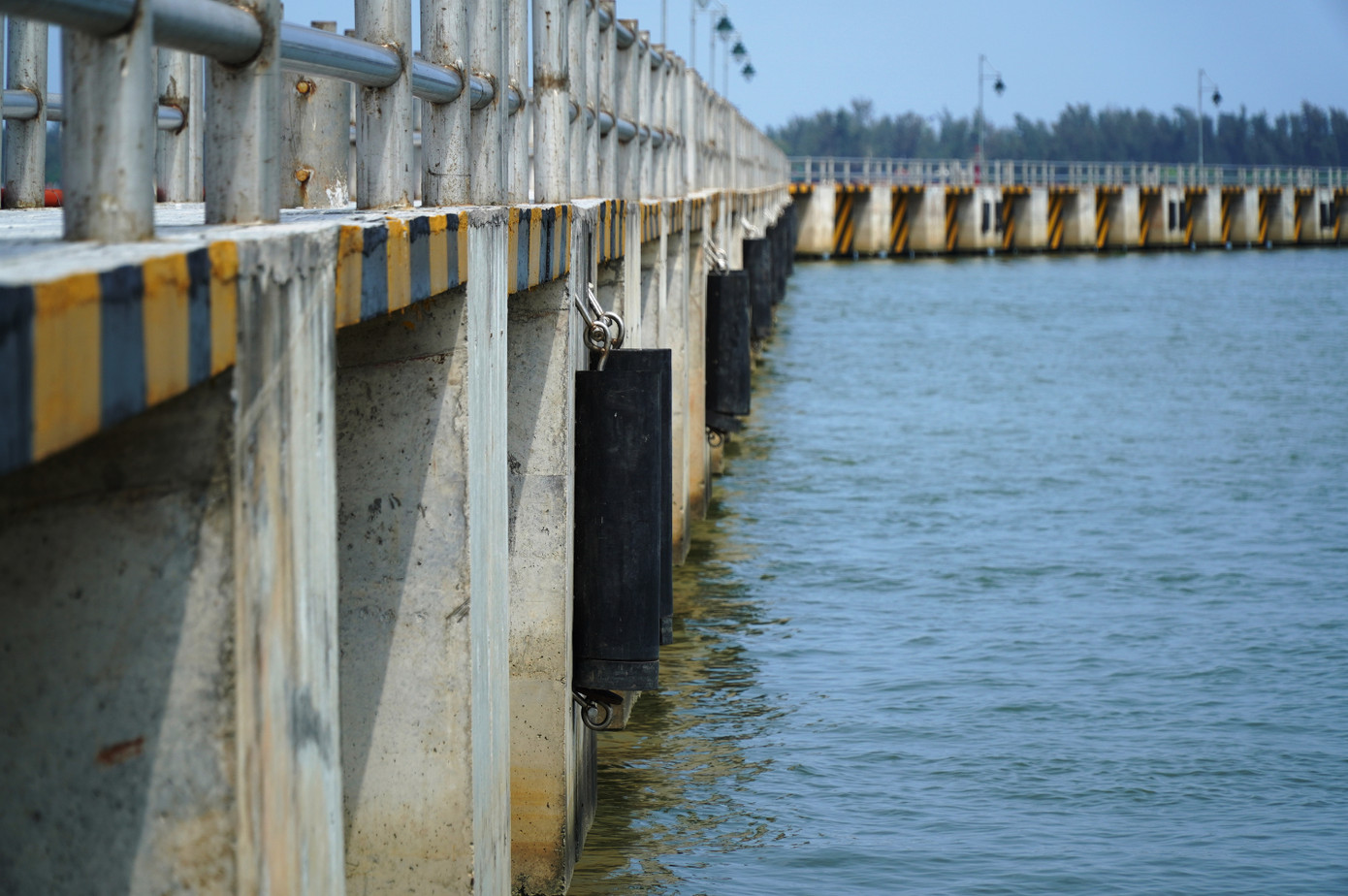 Theo chủ đầu tư, dự án chậm tiến độ là do nhiều nguyên nhân, như xin đầu tư thêm cho một số hạng mục nạo vét luồng lạch, yếu tố thời tiết, vướng mặt bằng, năng lực nhà thầu... Ảnh: N.V