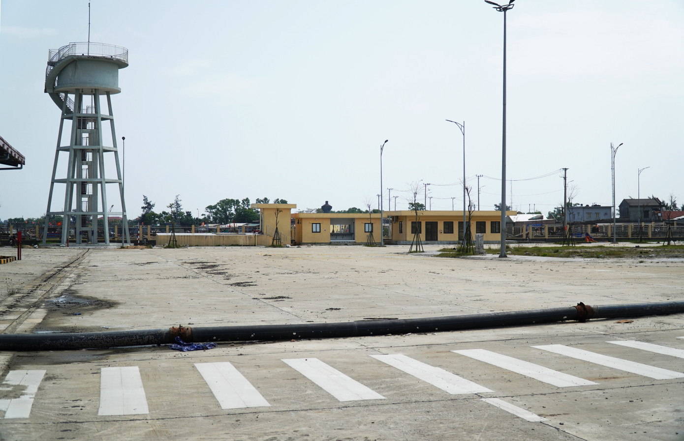 Việc hút cát khơi thông luồng lạch vào cảng là một trong những hạng mục cuối cùng. Ảnh: N.V