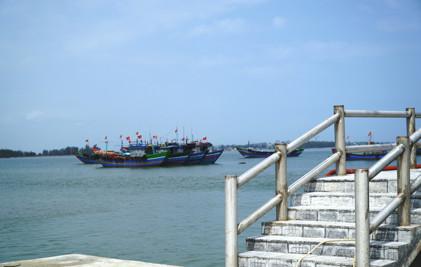 Tàu thuyền đánh bắt xa bờ vẫn phải neo đậu bên ngoài khu vực cảng để chờ công trình hoàn thành. Ảnh: N.V