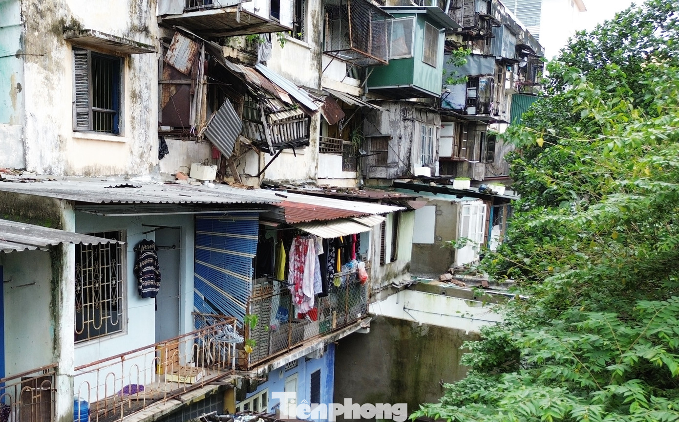 Đến nay, hầu hết các hộ dân đã chấp nhận di dời, trong khi việc chậm bàn giao mặt bằng trong điều kiện chung cư xuống cấp lại được cảnh báo ở mức nghiêm trọng, nguy hiểm. Chính quyền TP. Huế buộc phải ra quyết định cưỡng chế di dời. Các quyết định cưỡng chế do Chủ tịch UBND TP. Huế Võ Lê Nhật ký ban hành căn cứ theo kết quả kiểm định chất lượng hiện trạng công trình chung cư Đống Đa.