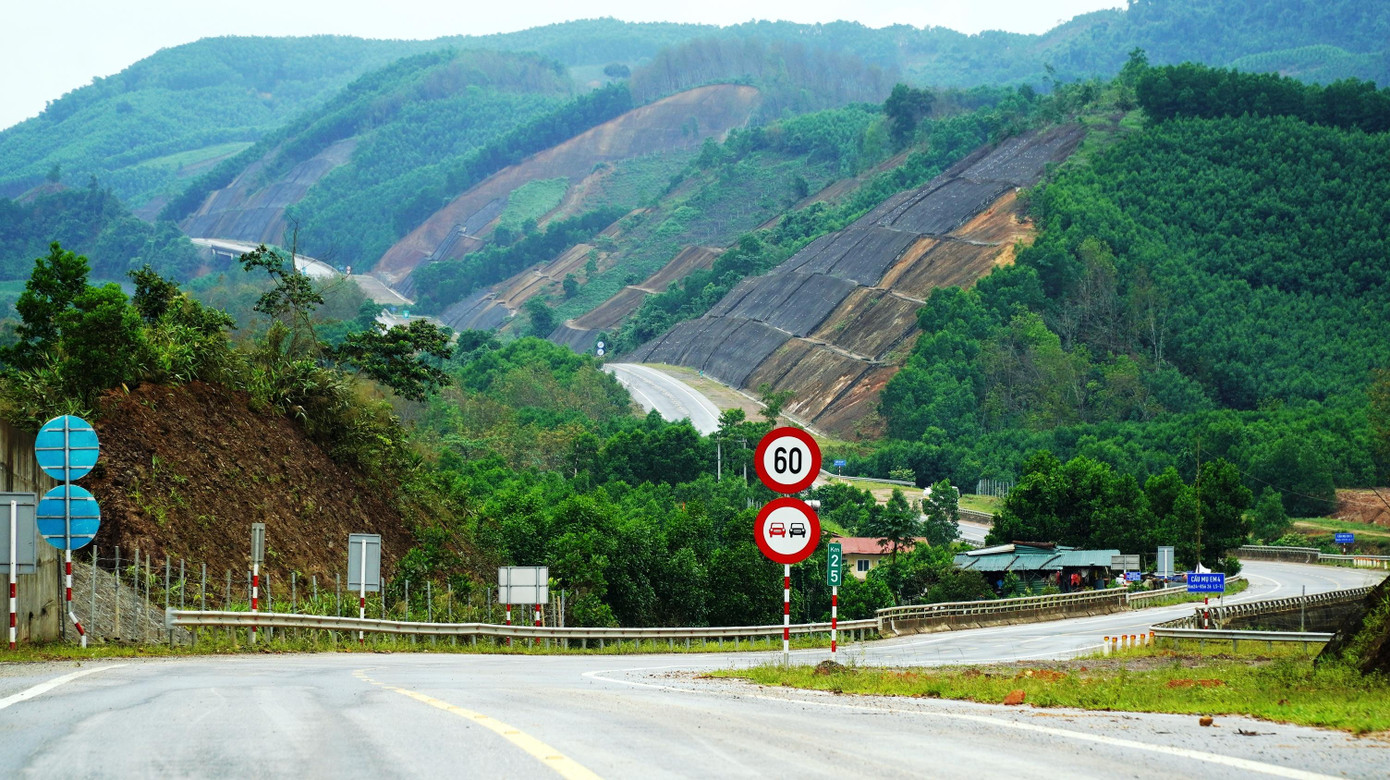 Đây được xem là một trong những đoạn tuyến cao tốc đẹp nhất đi qua khu vực miền Trung, bởi con đường xuyên qua vùng lõi của Vườn Quốc gia Bạch Mã.