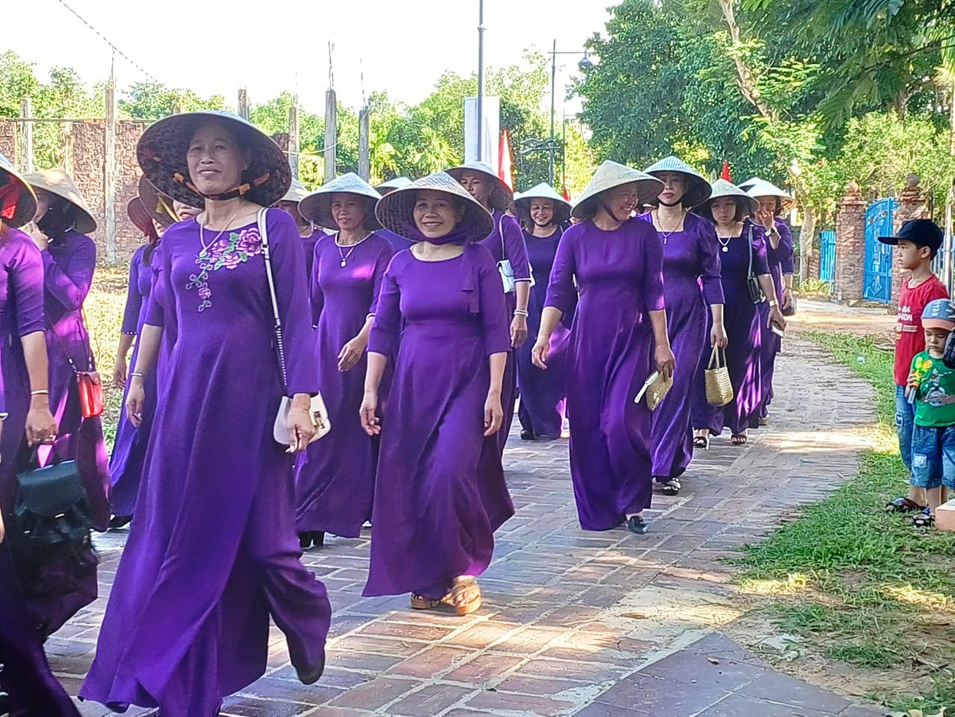 Quảng diễn áo dài tại ngày hội &quot;Hương xưa làng cổ&quot;. Ảnh: VTH