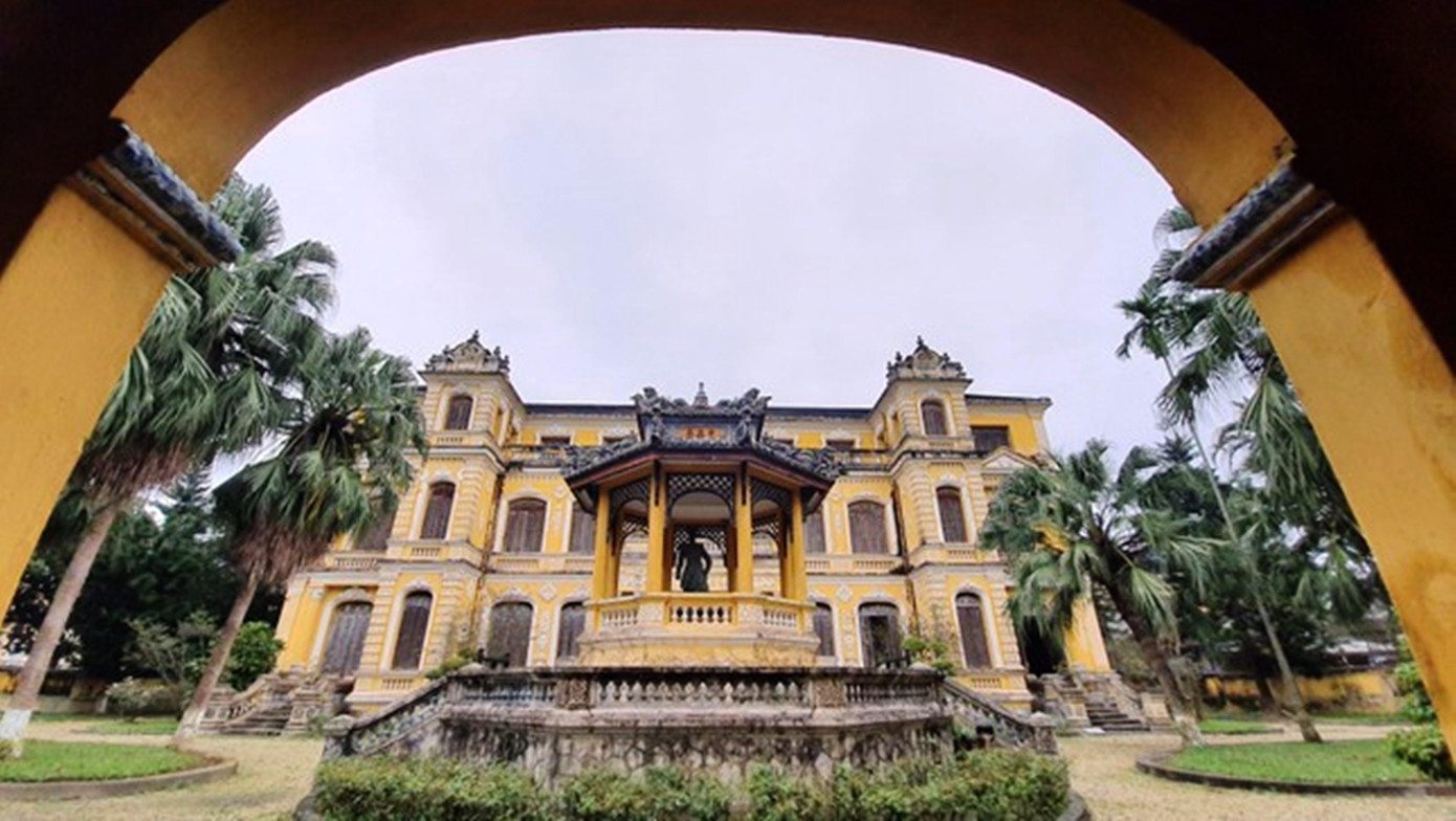 Khải Tường lâu - cung An Định nhìn từ cổng phía sông An Cựu vào. Ảnh: N.V