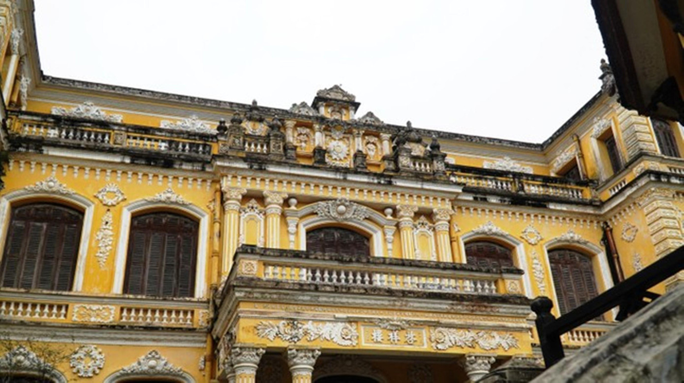 Việc hỗ trợ kinh phí tu bổ phần mái Khải Tường lâu - Cung An Định nhằm trả lại vẻ đẹp vốn có của tòa lâu đài cổ và phát huy giá trị tổng thể của di tích độc đáo này. Ảnh: N.V