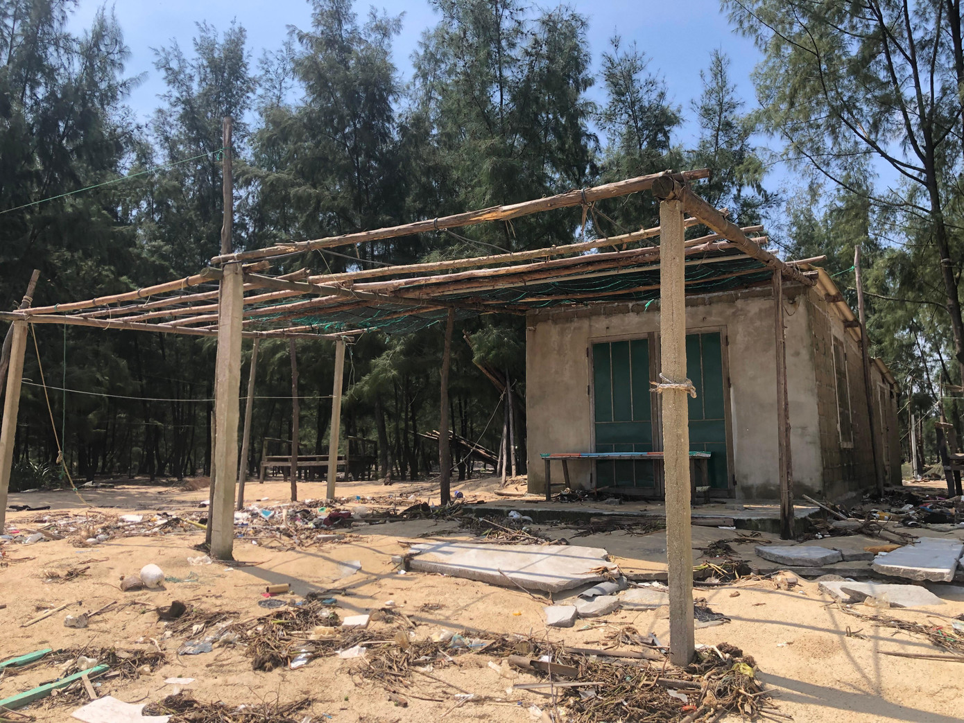 Ngôi nhà này từng bị nước biển tràn qua, mang theo vô số phế phẩm biển khơi tấp vào Ngôi nhà này từng bị nước biển tràn qua, mang theo vô số phế phẩm biển khơi tấp vào