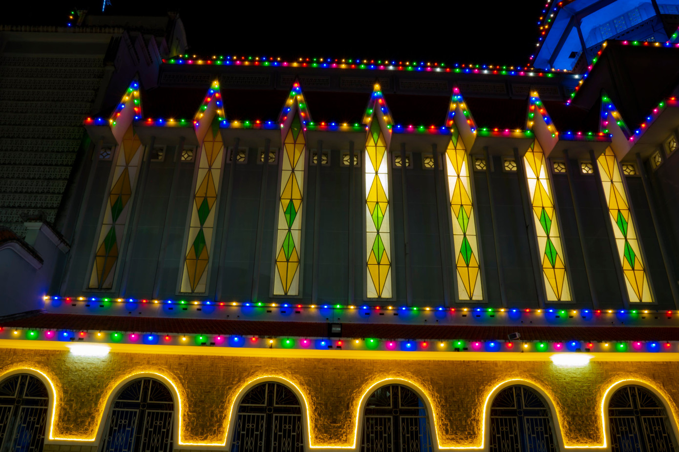 Nhìn gần hệ thống trang trí bắt mắt và giàu tính đặc trưng trong mùa Noel 2022 tại một ngôi nhà thờ lớn xứ Huế. Ảnh: Đình Hoàng