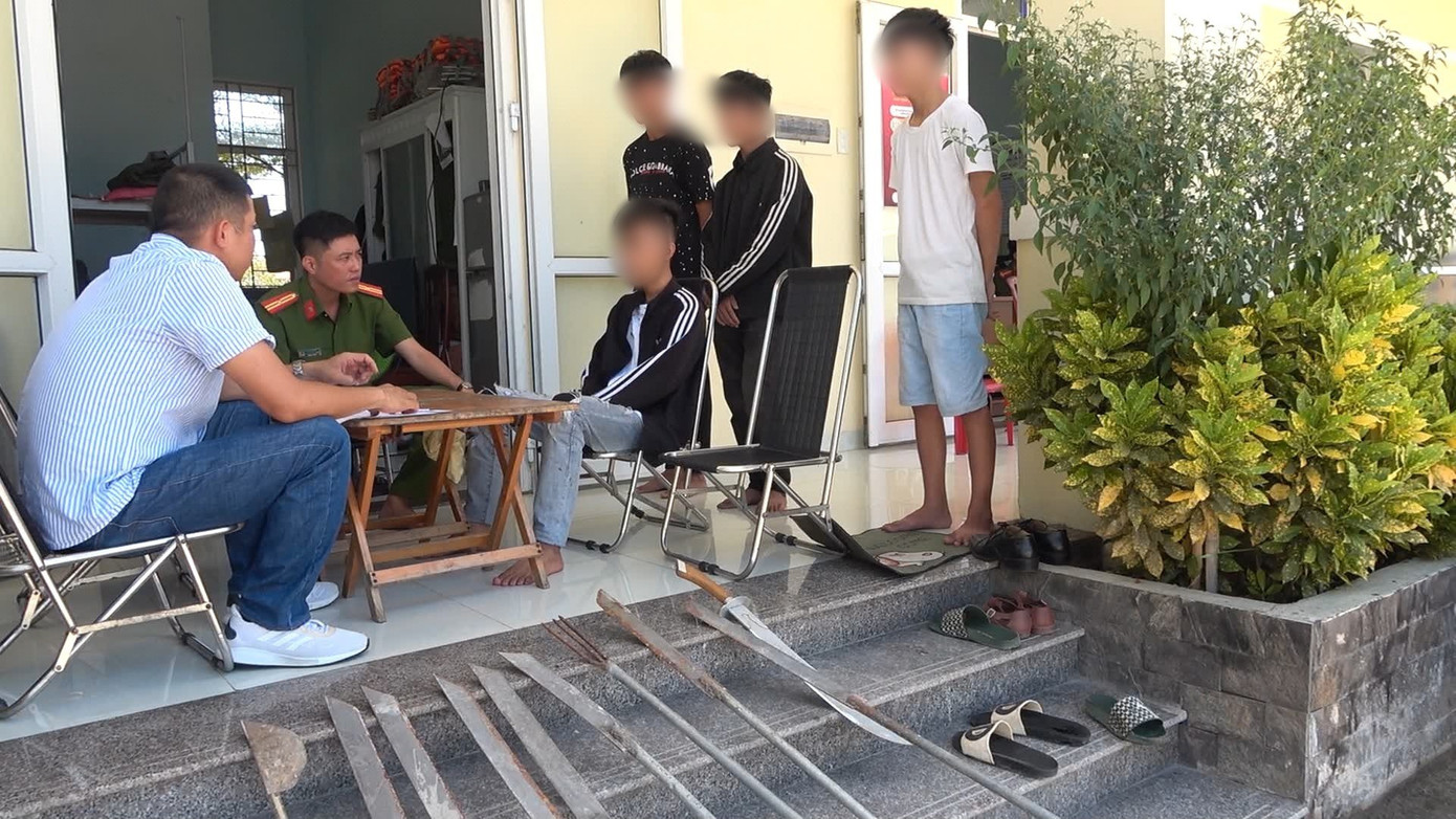 Số hung khí nguy hiểm này được nhóm thanh thiếu niên tàng trữ để chuẩn bị đánh nhau với nhóm khác do mâu thuẫn nảy sinh trên mạng xã hội.