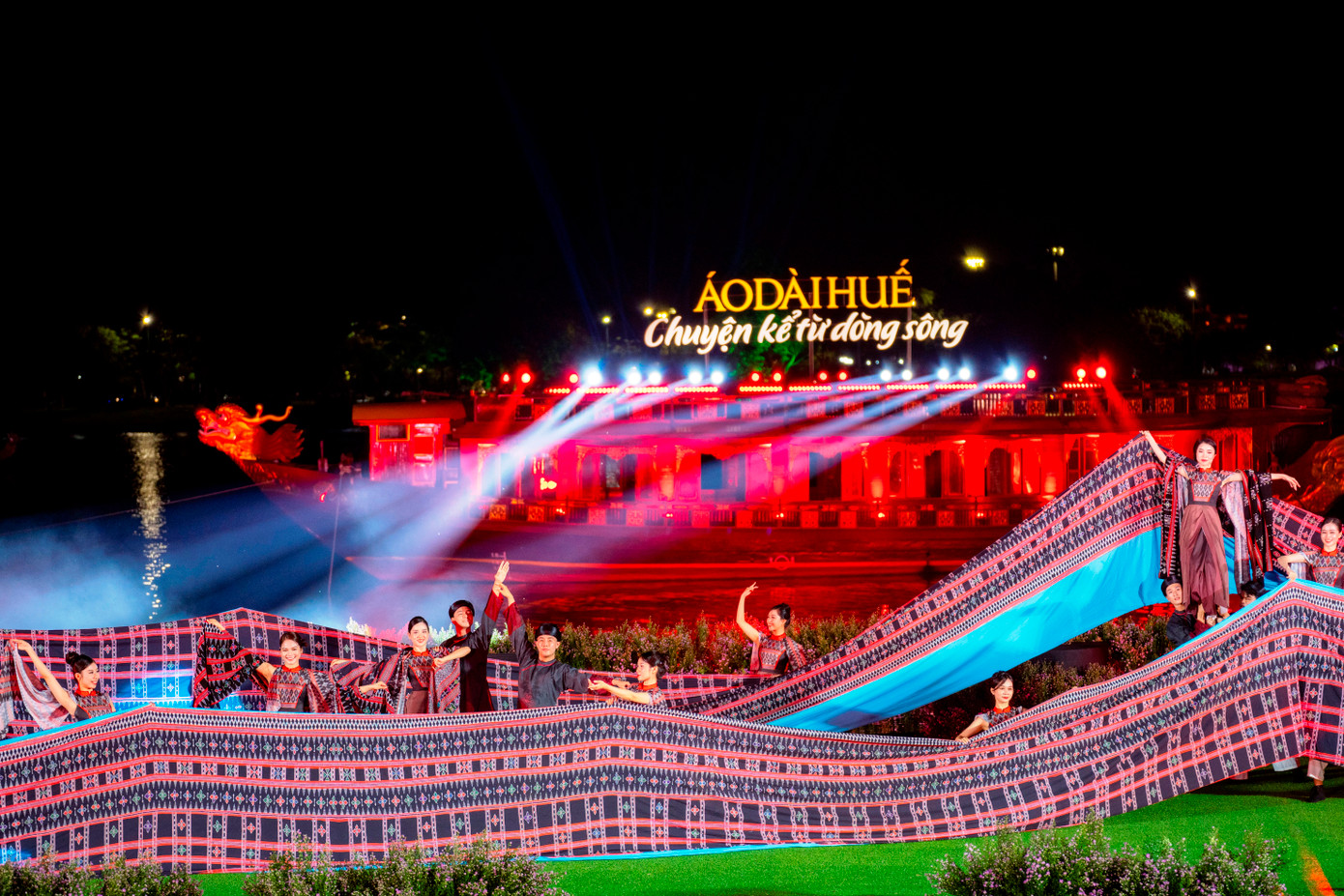 Áo dài Huế còn lấy cảm hứng từ văn hóa, sắc phục của đồng bào vùng cao - dệt Zèng. Chứa đựng những giá trị độc đáo riêng có, nghề dệt Zèng của đồng bào dân tộc miền núi Thừa Thiên-Huế đã được Bộ Văn hóa Thể thao và Du lịch công nhận là Di sản văn hóa phi vật thể cấp quốc gia vào năm 2017. (Ảnh: Đình Hoàng)