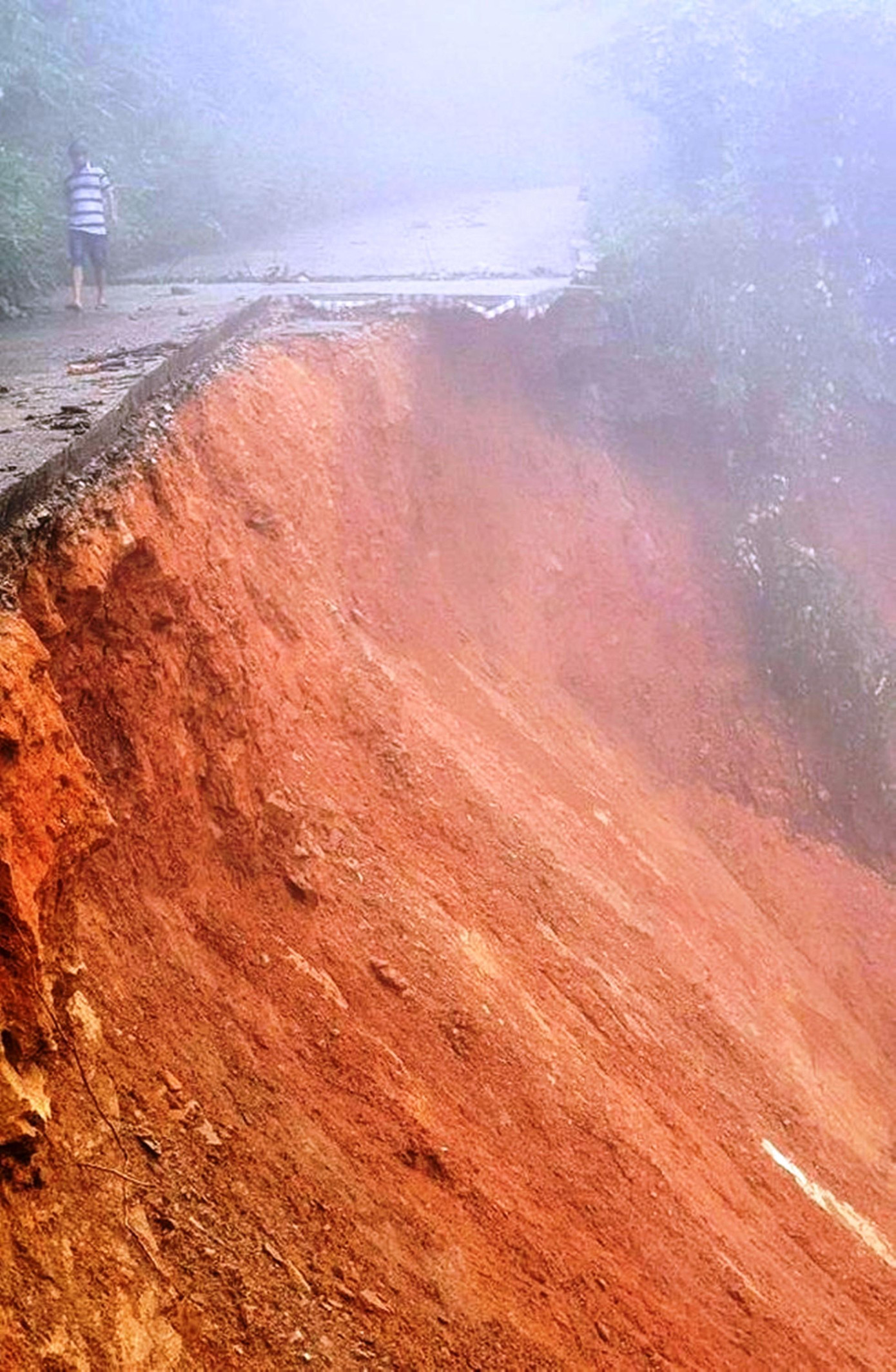 Đoạn đường bị sạt lở có chiều dài khoảng 55m, ăn sâu vào sườn núi hơn 50m. Vụ sạt lở đất đã phá hủy hoàn toàn kết cấu kè bê tông bảo vệ và bề mặt đoạn đường.