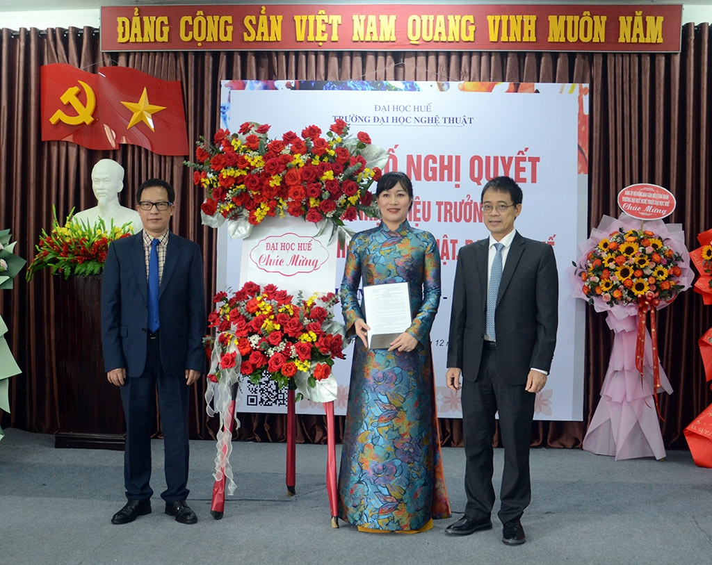 Trao quyết định công nhận TS. Đỗ Thị Xuân Dung kiêm nhiệm giữ chức vụ Hiệu trưởng Trường ĐH Nghệ thuật - ĐH Huế. (Ảnh: Đức Quang) Trao quyết định công nhận TS. Đỗ Thị Xuân Dung kiêm nhiệm giữ chức vụ Hiệu trưởng Trường ĐH Nghệ thuật - ĐH Huế. (Ảnh: Đức Quang)