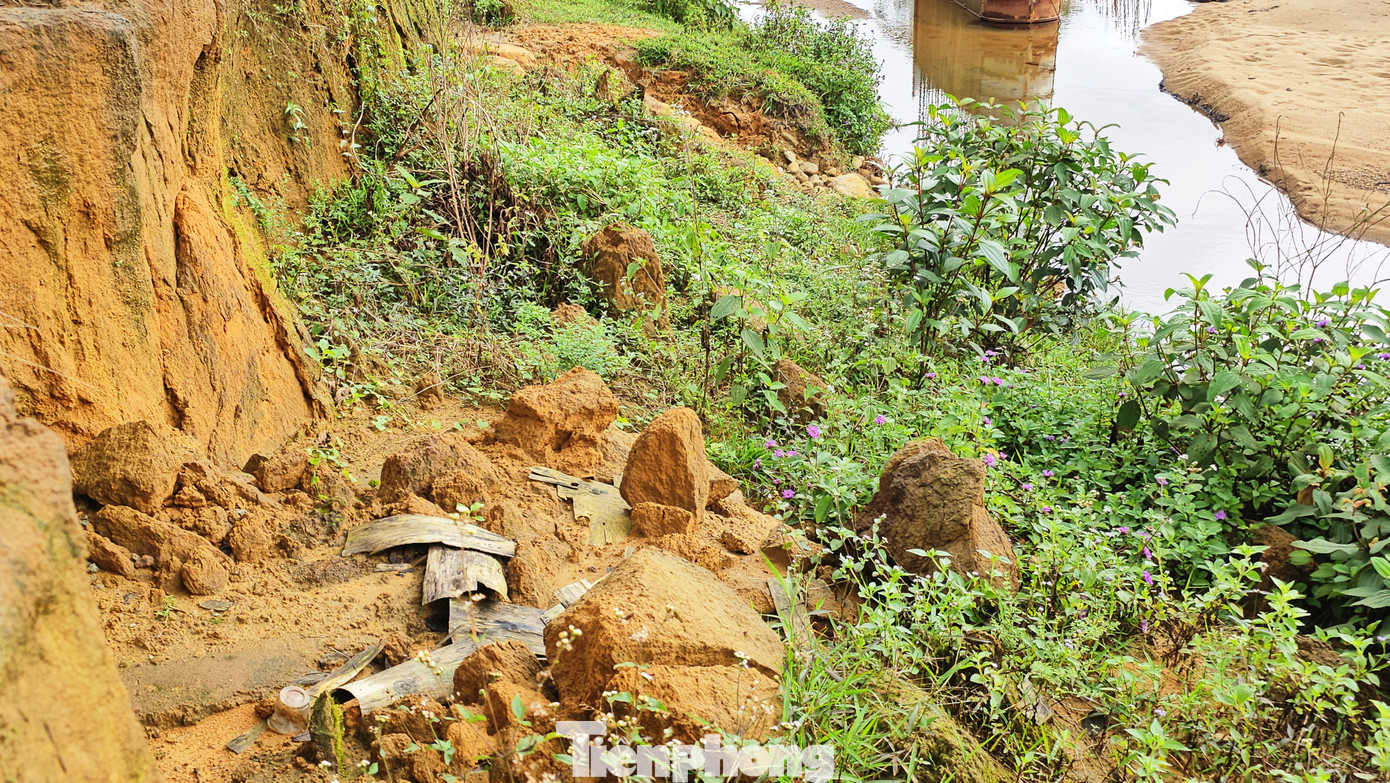 Dòng chảy của suối Voi thay đổi gây sạt lở nặng ở phía hạ lưu gần công trình đập tràn, nguy cơ ảnh hưởng đến nhà dân.