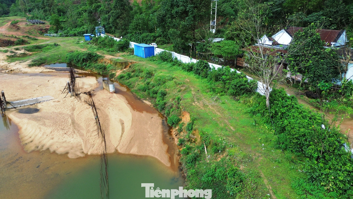 Dòng chảy của suối Voi thay đổi gây sạt lở nặng ở phía hạ lưu gần công trình đập tràn, nguy cơ ảnh hưởng đến nhà dân.