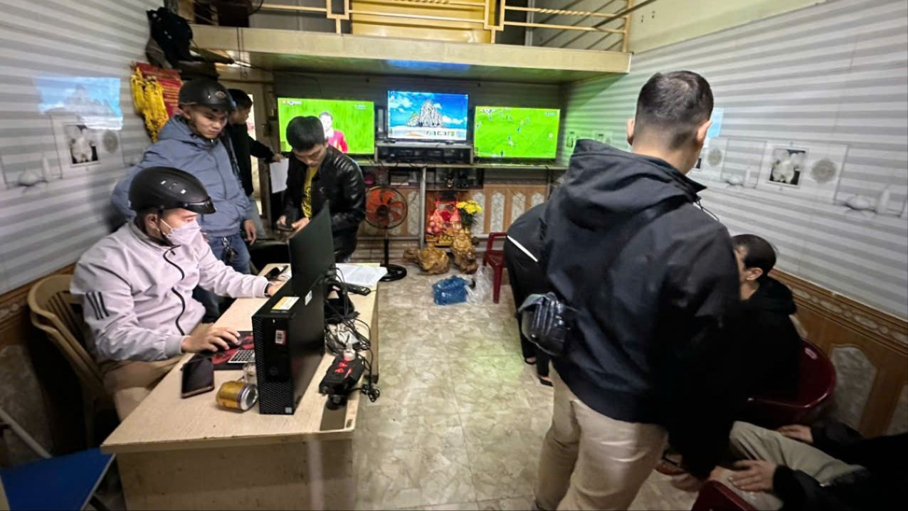 Phát hiện tụ điểm cá độ bóng đá trong quán cà phê tại TP. Huế. Phát hiện tụ điểm cá độ bóng đá trong quán cà phê tại TP. Huế.