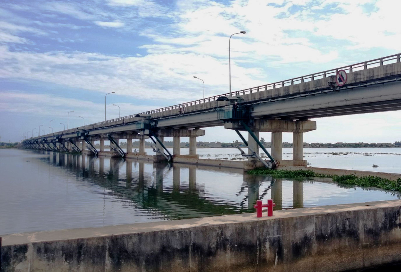 Đập thủy lợi lớn nhất phía hạ nguồn sông Hương, TP Huế, nhận lệnh xả van để giảm mực nước trên sông, đề phòng mưa lớn kéo dài gây ngập lụt. Ảnh: CTV Đập thủy lợi lớn nhất phía hạ nguồn sông Hương, TP Huế, nhận lệnh xả van để giảm mực nước trên sông, đề phòng mưa lớn kéo dài gây ngập lụt. Ảnh: CTV