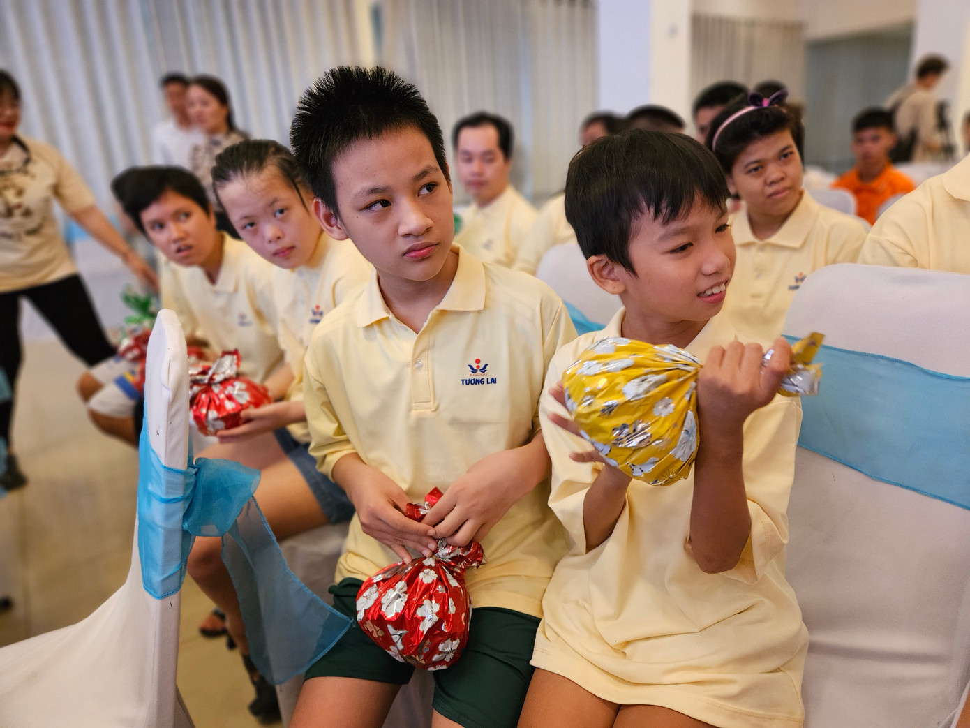 Trẻ em có hoàn cảnh đặc biệt vui vẻ đón nhận những phần quà mừng Tết Trung thu ấm áp.