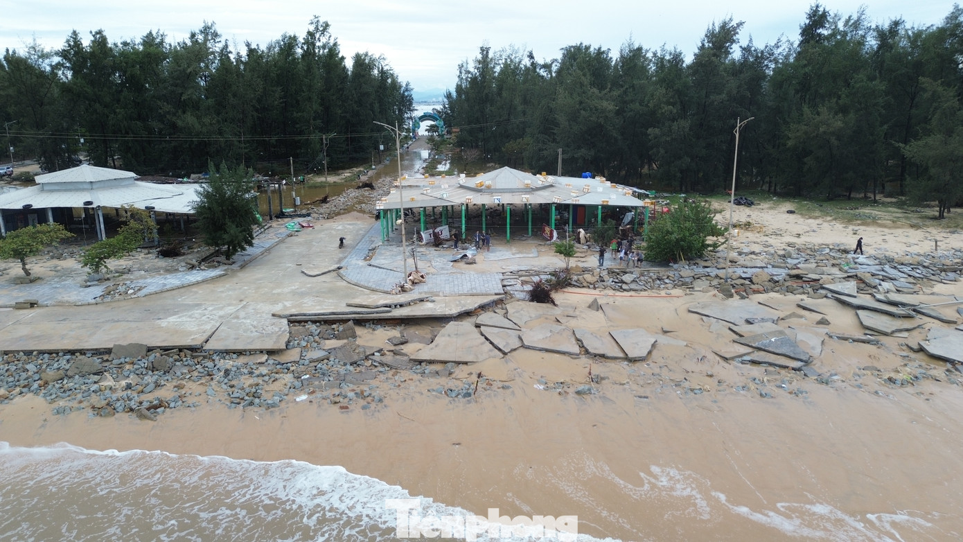 Tại vị trí này, trước đó nước biển, sóng lớn dâng cao đã tràn vào bên trong thời điểm có gió bão, triều cường. Sau một ngày bão đi qua, con đường dẫn từ Quốc lộ 49B đoạn qua đập Hòa Duân ra bãi tắm Phú Thuận vẫn còn bị ngập nước. Mặt đường dẫn bong tróc, hư hỏng do tác động trước đó của sóng lớn, dòng chảy xoáy, xiết từ biển vào bên trong.