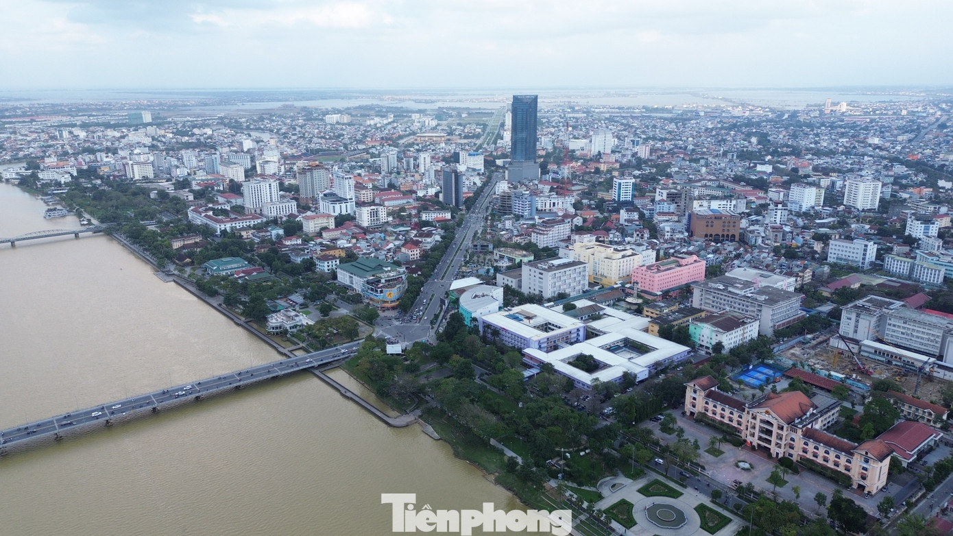 Thành lập quận Thuận Hóa trên cơ sở diện tích tự nhiên và quy mô dân số của thành phố Huế (trực thuộc tỉnh) sau khi điều chỉnh theo quy định tại Nghị quyết nêu trên. Quận Thuận Hóa có diện tích tự nhiên gần 140 km2, quy mô dân số gần 300.000 người; gồm 19 phường nằm ở phía nam sông Hương là An Cựu, An Đông, An Tây, Dương Nỗ, Hương Phong, Phú Hội, Phú Nhuận, Phú Thượng, Phường Đúc, Phước Vĩnh, Thuận An, Thủy Bằng, Thủy Biều, Thủy Vân, Thủy Xuân, Trường An, Vĩnh Ninh, Vỹ Dạ và Xuân Phú.