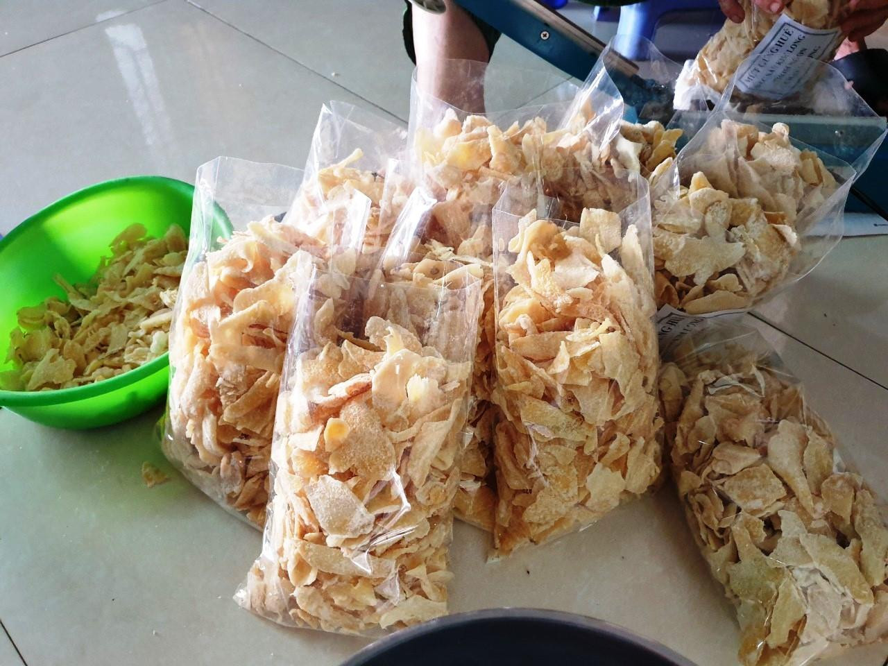 Từ làng quê hay phố thị ở xứ Huế, người dân tự làm mứt gừng (cùng với mứt dừa, mứt hạt sen, bí đao, quất…), hoặc đặt mua sản phẩm tại các quầy tạp hóa, lò chuyên sản xuất mứt quy mô lớn. Tuy nhiên, ngon và nổi tiếng hơn cả vẫn là sản phẩm mứt gừng Kim Long (phường Kim Long, TP Huế).