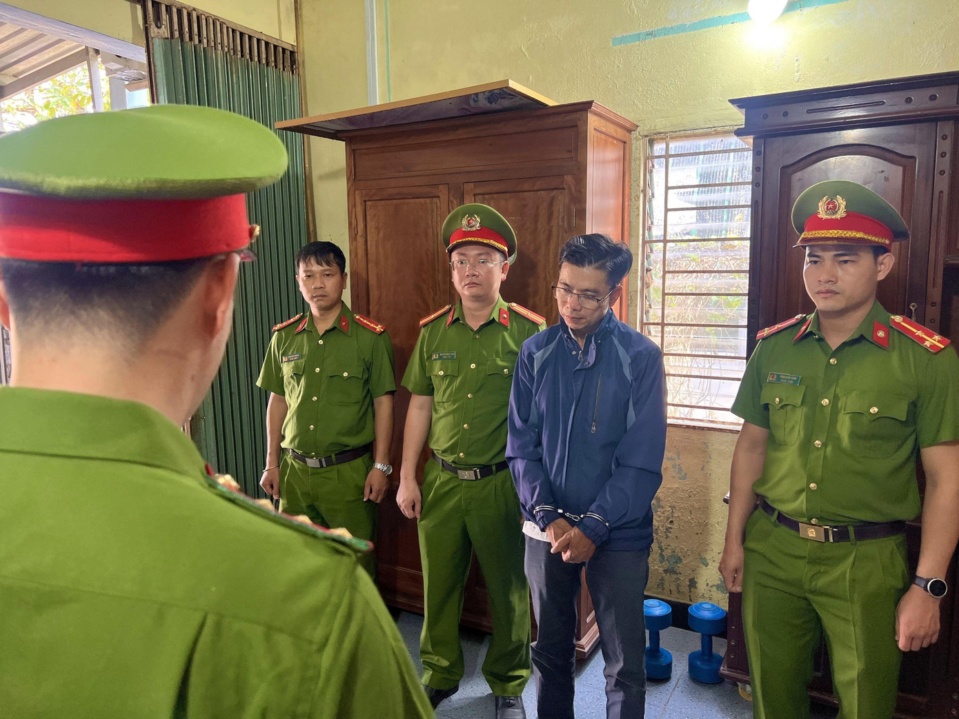 Khởi tố, bắt tạm giam Trần Quốc Lợi - đối tượng cầm đầu nhóm làm kính ô tô giả nhãn hiệu. Ảnh: CACC