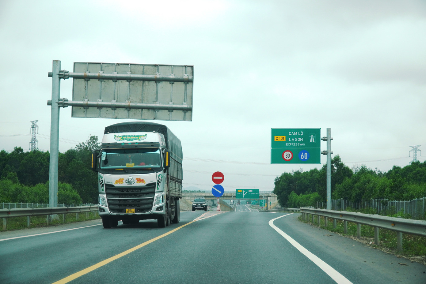 Tuyến cao tốc Cam Lộ - La Sơn bắt đầu được thi công các hạng mục điều chỉnh, bổ sung hệ thống an toàn giao thông.