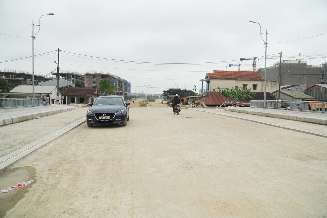 Do vướng mặt bằng kéo dài, thời gian hoàn thành dự án cầu Lợi Nông tiếp tục được điều chỉnh đến khoảng cuối tháng 3/2024. Những ngày áp Tết Giáp Thìn, cầu Lợi Nông đã được nối thông hai đầu cầu, người và phương tiện giao thông có thể lưu thông lên cầu qua lại đôi bờ, sau nhiều năm công trình bị “treo” giữa sông.