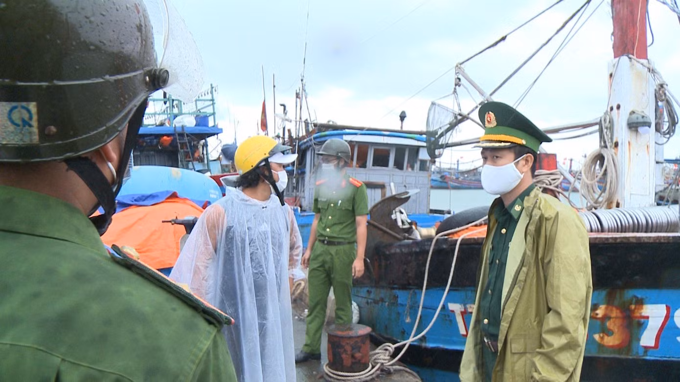 Tỉnh TT-Huế đã cấm biển, không cho tàu thuyền quay ra khơi đánh bắt hải sản trong thời gian mưa bão.Đến trưa 11/9, tỉnh TT-Huế hoàn tất kêu gọi hơn 2.000 phương tiện tàu thuyền đánh bắt hải sản trên biển quay vào bờ tìm nơi neo đậu an toàn nhằm trú tránh bão Côn Sơn. Các đò ghe nhỏ hoạt động trong đầm phá cũng chấp hành nghiêm công tác phòng, chống bão số 5. Tỉnh TT-Huế đã cấm biển, không cho tàu thuyền quay ra khơi đánh bắt hải sản trong thời gian mưa bão.Đến trưa 11/9, tỉnh TT-Huế hoàn tất kêu gọi hơn 2.000 phương tiện tàu thuyền đánh bắt hải sản trên biển quay vào bờ tìm nơi neo đậu an toàn nhằm trú tránh bão Côn Sơn. Các đò ghe nhỏ hoạt động trong đầm phá cũng chấp hành nghiêm công tác phòng, chống bão số 5.