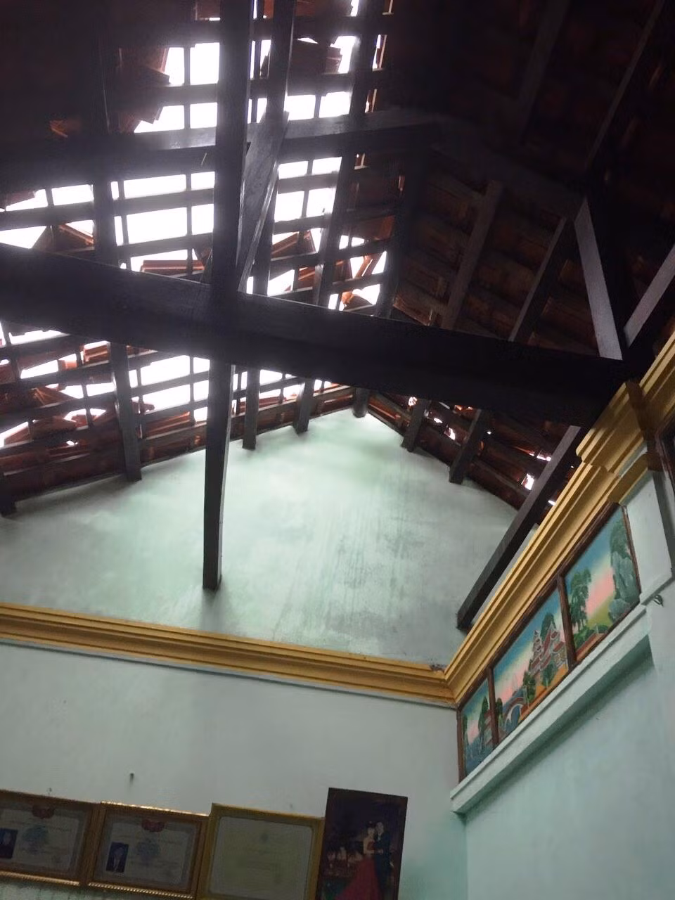 Chiều 11/9, ông Nguyễn Đình Bách - Chủ tịch UBND huyện Phong Điền, tỉnh TT-Huế thông tin, trên địa bàn huyện này vừa xảy ra các trận lốc xoáy ở nhiều xã, gây nhiều thiệt hại về nhà cửa. Chiều 11/9, ông Nguyễn Đình Bách - Chủ tịch UBND huyện Phong Điền, tỉnh TT-Huế thông tin, trên địa bàn huyện này vừa xảy ra các trận lốc xoáy ở nhiều xã, gây nhiều thiệt hại về nhà cửa.