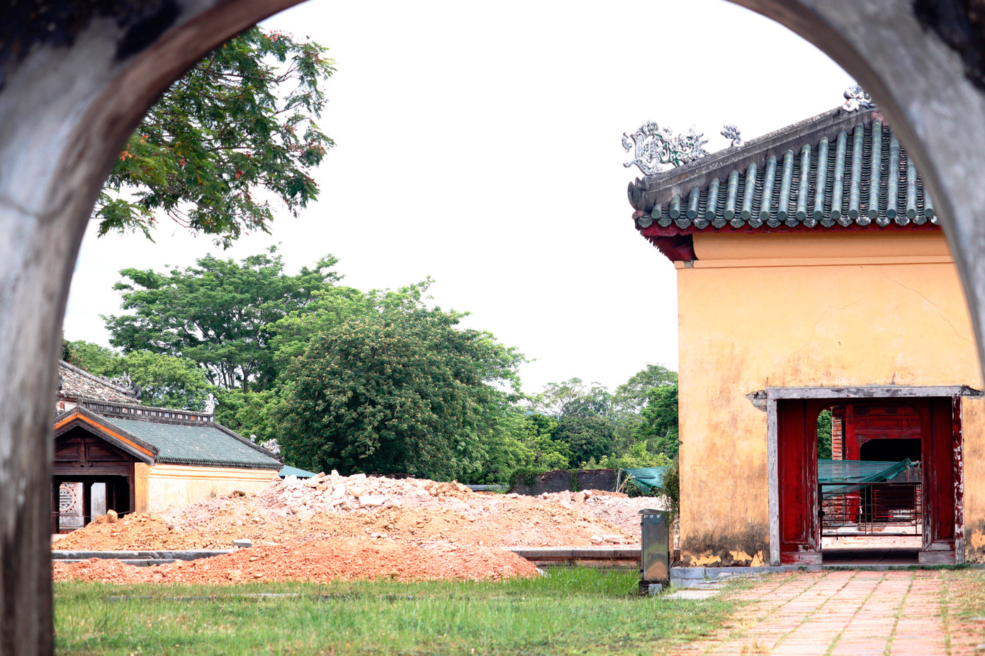 Điện Cần Chánh xây dựng vào năm 1804, dưới thời vua Gia Long của triều Nguyễn. Đây là một trong những công trình chính và quan trọng bậc nhất bên trong Đại Nội, nằm trên trục thần đạo của Hoàng thành Huế, cùng với các công trình quan trọng như Ngọ môn, Đại Cung môn và các ngôi điện Thái Hòa, Càn Thành, Khôn Thái, Kiến Trung…