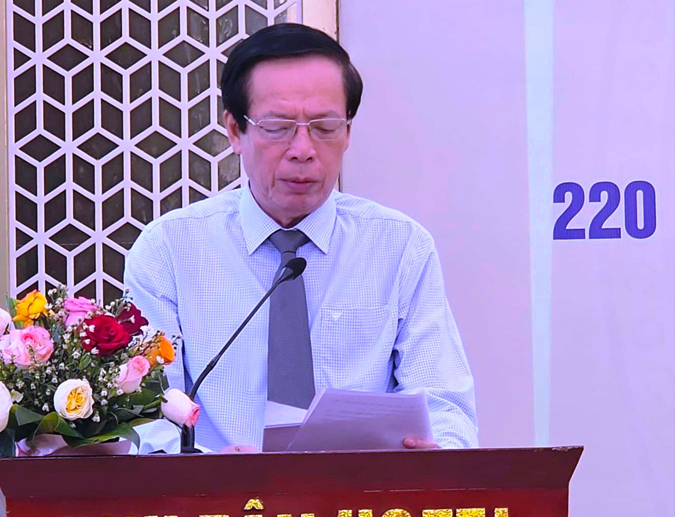 TS. Phan Tiến Dũng - Chủ tịch Hội Khoa học Lịch sử tỉnh TT-Huế, phát biểu tại hội thảo. Ảnh: V.T.H