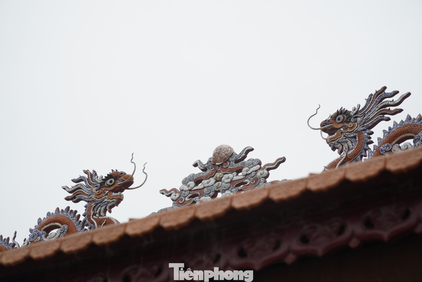 Hình rồng nhìn từ phía sau trên bờ nóc điện Thái Hòa.