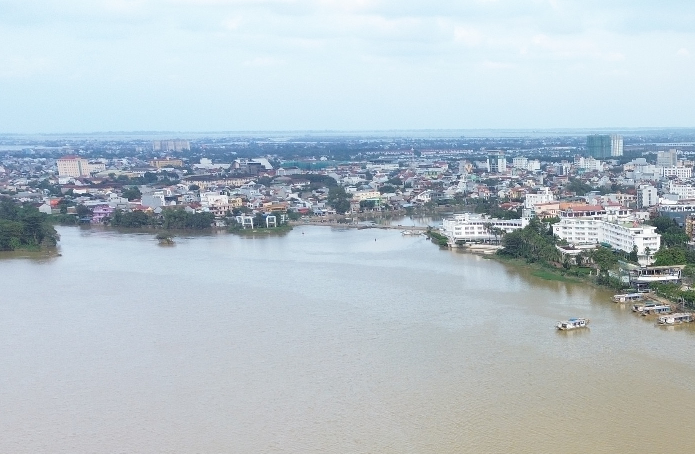 Đoạn bờ nam sông Hương (bên phải) từ bến thuyền Tòa Khâm đến Đập Đá trên thực địa.