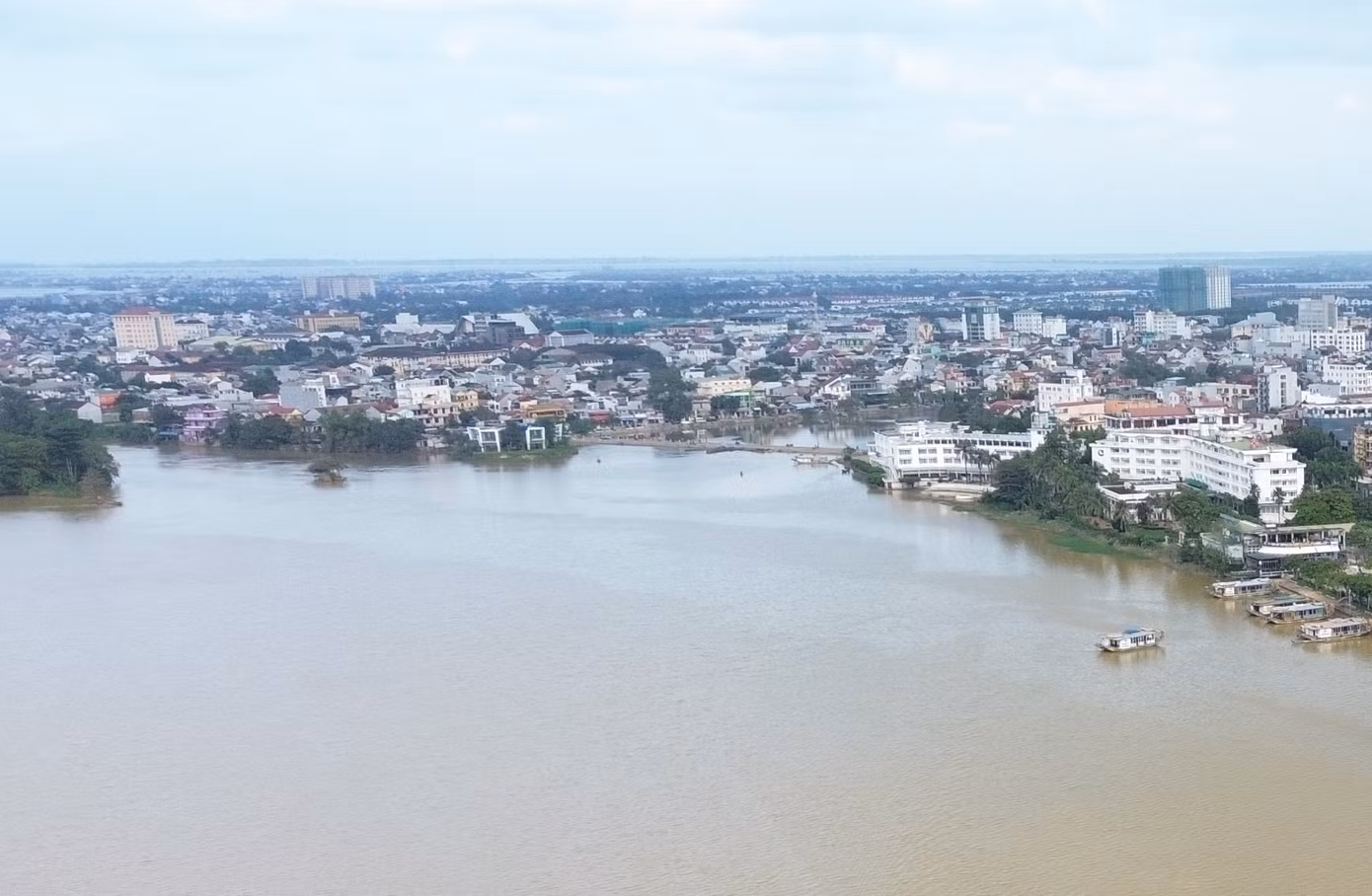 Đoạn bờ nam sông Hương (bên phải) từ bến thuyền Tòa Khâm đến Đập Đá trên thực địa. Đoạn bờ nam sông Hương (bên phải) từ bến thuyền Tòa Khâm đến Đập Đá trên thực địa.
